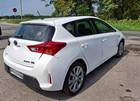 Lentelė, lyginanti Toyota Auris Hybrid privalumus ir trūkumus