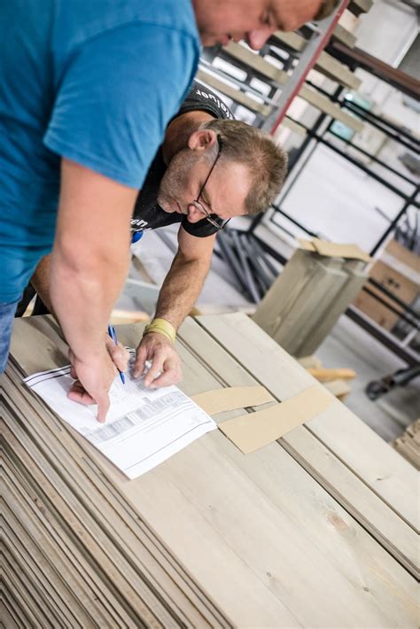 Tematinė nuotrauka: aukštųjų technologijų ratlankių gamybos cechas su CNC staklėmis