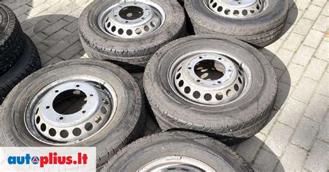 Visureigis su 225/75 R16 padangomis važiuojantis bekelėje