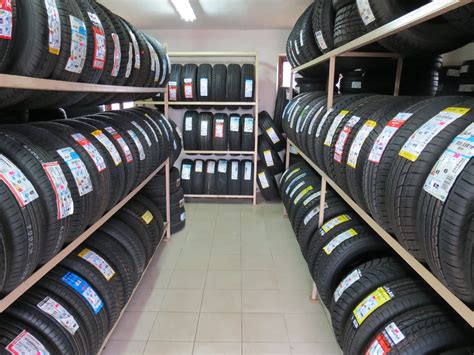 Nuotrauka su įvairių automobilių padangų asortimentu