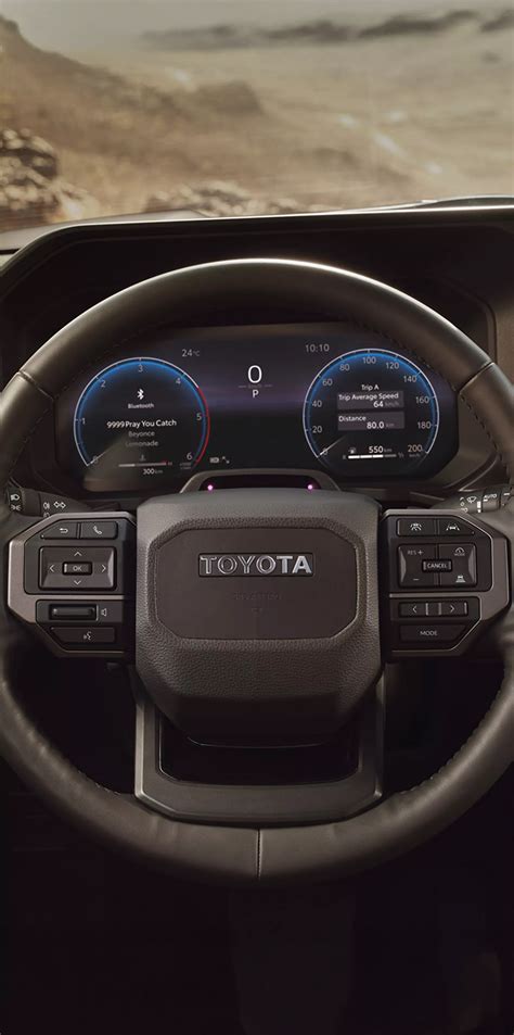 Interjero nuotrauka: Toyota Hilux vairuotojo vieta ir multimedijos ekranas