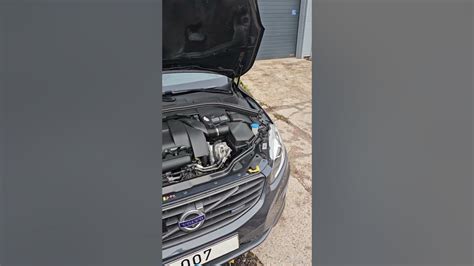 Dujų įrangos montavimo proceso iliustracija Volvo automobilyje