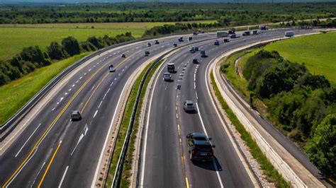 Vaizdas į platų Interstate 90 greitkelį su daugybe juostų JAV