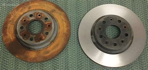 Nuotrauka, vaizduojanti įvairius stabdžių diskų tipus ir jų montavimo vietas automobilyje.