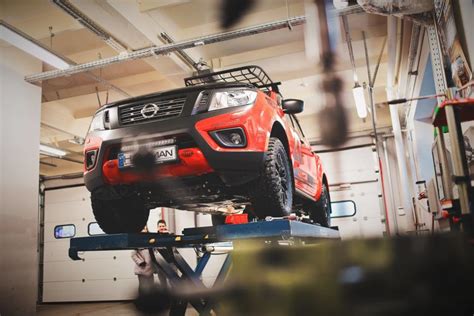 Automobilių tobulinimo dirbtuvių interjeras