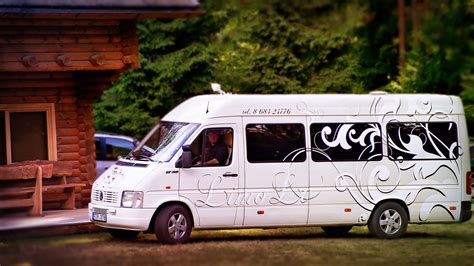 Teminė nuotrauka: baltas mikroautobusas vestuvių nuotraukoms