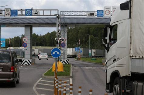 nuotrauka sunkvežimio su priekaba sveriamo kontrolės punkte
