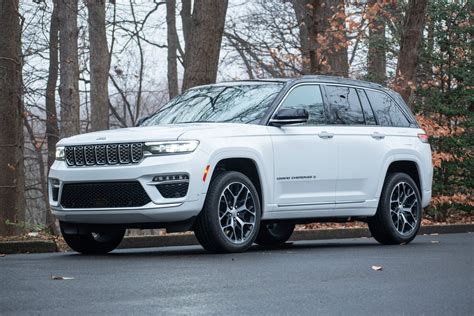 Infografika, lyginanti degalų sąnaudas senesnių ir naujesnių Jeep Grand Cherokee modelių.