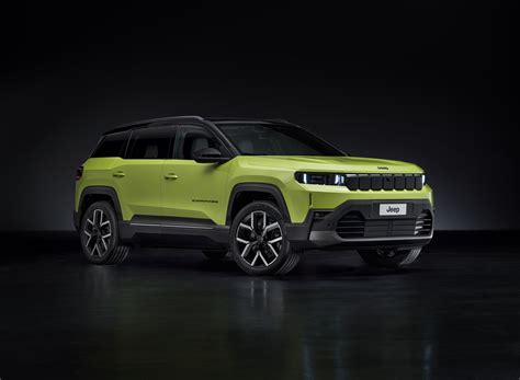 Nuotrauka, demonstruojanti šiuolaikinio Jeep Compass interjerą su borto kompiuterio ekranu.