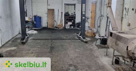 Nuotrauka, vaizduojanti autoserviso patalpas ar meistrus darbe