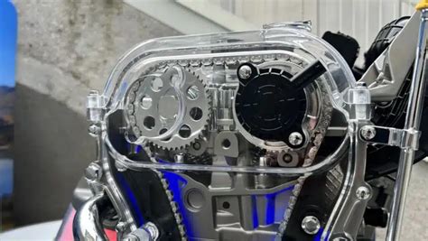BMW variklio skyriaus nuotrauka su pavaizduota paskirstymo grandine ir pagalbiniais diržais