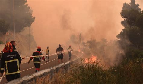 Tematinis foto: degantis keltas atviroje jūroje, iš kurio evakuojami žmonės
