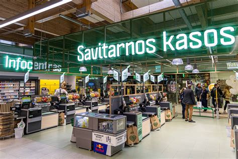 Teminė nuotrauka: pirkėjas apžiūri lovą-mašiną parduotuvėje