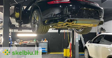 Autoserviso meistras, remontuojantis vairo kolonėlę