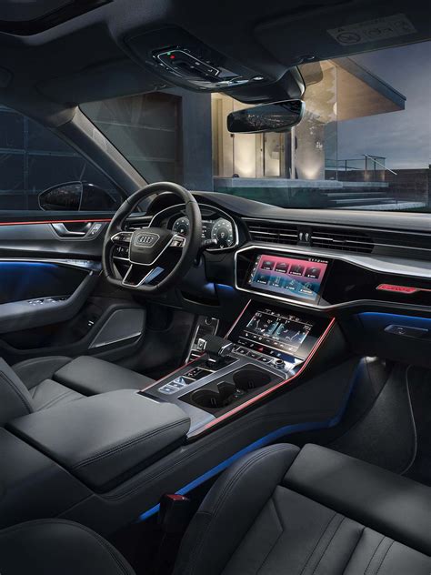 AUDI A6 automobilio salonas su navigacijos ekranu