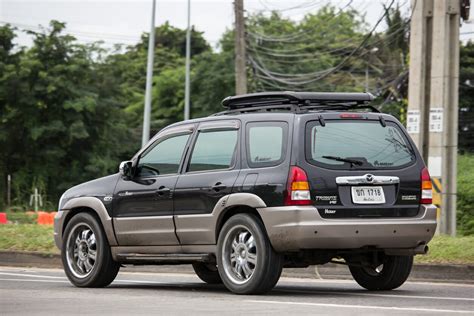 Mazda Tribute visureigio nuotrauka, stovinčio gamtoje
