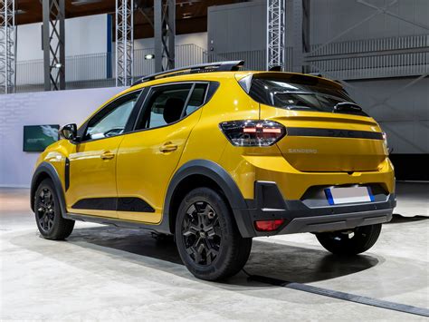 Dacia Sandero Stepway interjero nuotrauka su multimedijos ekranu ir ryškiais akcentais