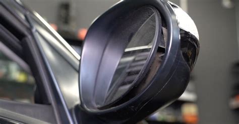 Kaip nuimti Volvo šoninio veidrodėlio stiklą