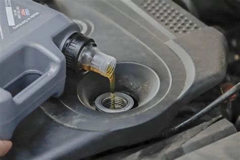 Teminė automobilio po varikliu nuotrauka su alyvos bala