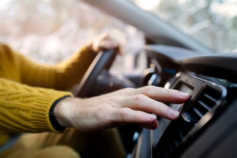 Tematinė nuotrauka: vairuotojo ranka ant automobilio porankio