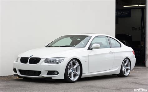 BMW 335i E90/E92 modelio nuotrauka kelyje, pabrėžianti agresyvų dizainą