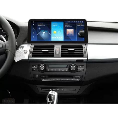 BMW interjero nuotrauka su CIC navigacija ir sportiniu vairu