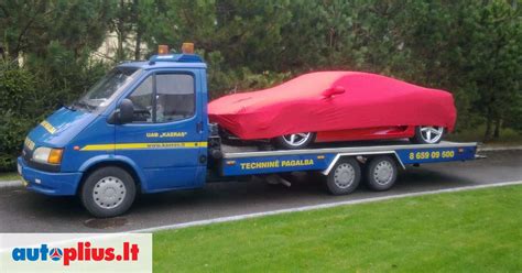 Teminis automobilio transportavimo paslaugas iliustruojantis paveikslėlis
