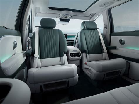 Mercedes-Benz R-klasės interjero nuotrauka su trimis sėdynių eilėmis