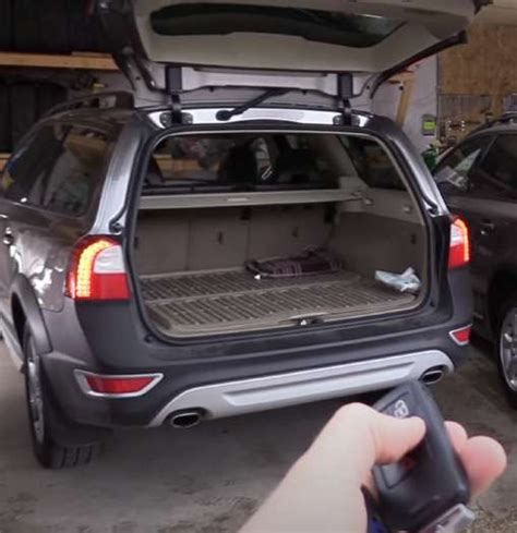 Infografika: kaip veikia Volvo V70 bagažinės dangčio mechanizmas