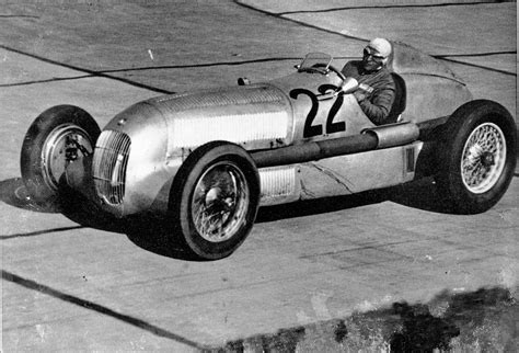 Istorinė lenktynių nuotrauka su Mercedes-W25 arba Auto Union bolidu