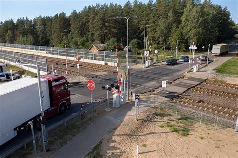 BMW automobilis, pakibęs ant medžio šakų netoli Karkazų geležinkelio pervažos