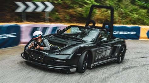 Teminė nuotrauka: žmogus vairuojantis klasikinį sportinį automobilį saulėlydyje