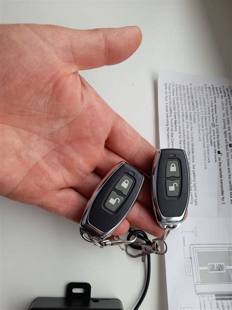 Schematinis automobilio durų laidų ir centrinio užrakto sistemos pavaizdavimas