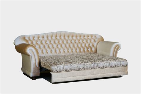 virtuvės kampelis su minkšta sofa ir pietų stalu