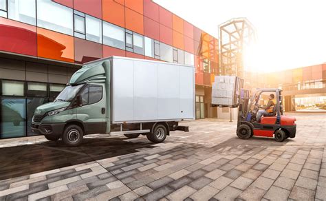 IVECO komercinio transporto įvairių modelių iliustracija