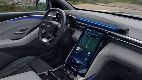 Tematinė nuotrauka: šiuolaikinio automobilio salonas su integruotu multimedijos ekranu ir USB jungtimis
