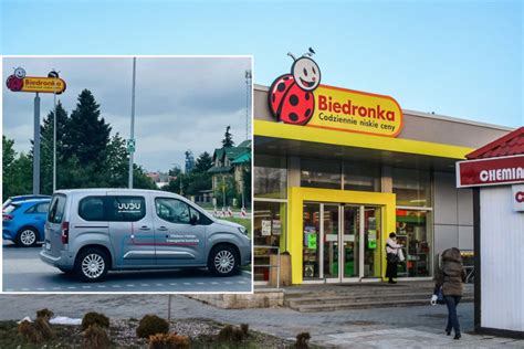 Teminė nuotrauka: įmonės automobilis stovėjimo aikštelėje