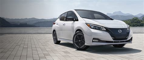 Nissan Leaf elektromobilio nuotrauka su pasaulinių pardavimų infografika pagal regionus