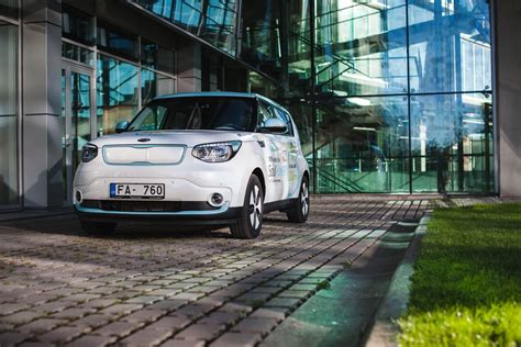 Laimėtojo Algirdo nuotrauka prie naujo elektromobilio