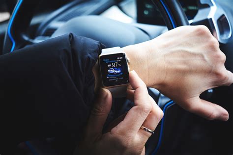 Teminė nuotrauka su išmaniuoju laikrodžiu ir automobilio avarijos scena