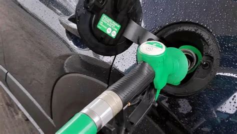Tematinė nuotrauka, vaizduojanti degalų baką, spidometrą arba automobilį degalinėje