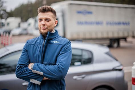 Teminis paveikslėlis: vairuotojo egzaminas, egzaminuotojas ir mokinys automobilyje