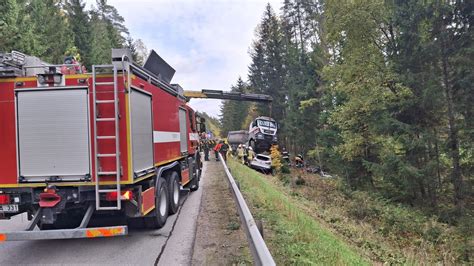 Teminė nuotrauka: sugadintas Mercedes-Benz automobilis po avarijos