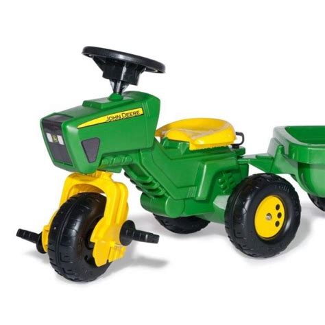 John Deere traktorius su plūgu lauko darbuose
