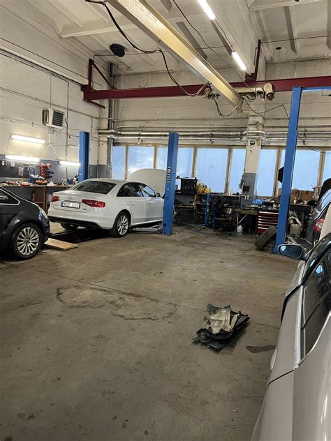 Profesionalaus autoserviso interjero nuotrauka su meistru