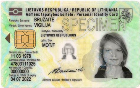 Teminė nuotrauka: vairuotojas, rodantis asmens tapatybės kortelę policijos pareigūnui