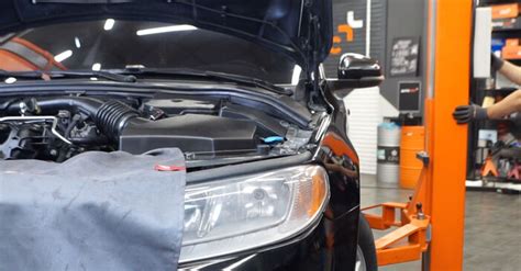Alyva volvo V70 su elektroniniu alyvos lygio jutikliu