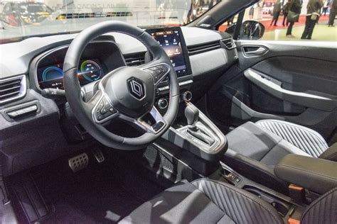 Renault Clio V (Phase I) interjeras, akcentuojant sėdynes ir erdvę kojoms