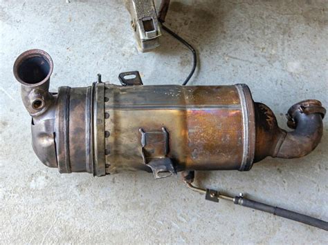 Volvo V40 išmetimo sistemos schema su katalizatoriumi ir DPF filtru
