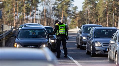 Policijos pareigūnai tikrina vairuotojo blaivumą reido metu